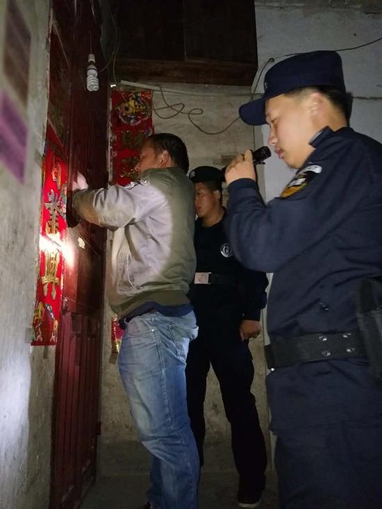 普定粗心妈妈误将幼女锁家中 