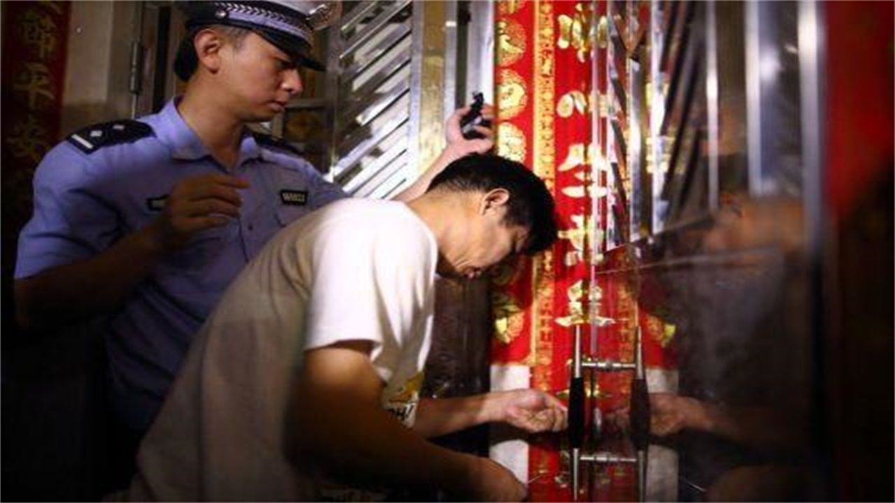 普定请开锁师傅开了锁后，师傅